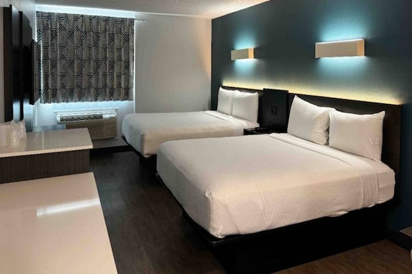 Foto van 2 queensize bedden | Badkuip met mobiele toegang Nsmk Micfridg - BedRoom
