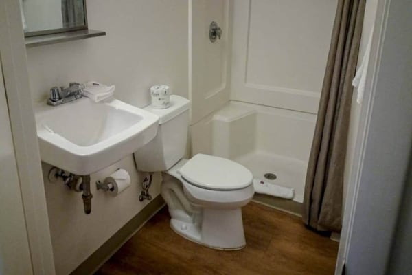 Foto van 2 tweepersoonsbedden | Suite, keuken | Rookvrij - Vakantiehuis in Greensboro - BathRoom