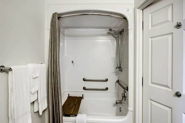 Foto van 1 tweepersoonsbed (queensize) | Mobiliteit | Niet-roken - BathRoom