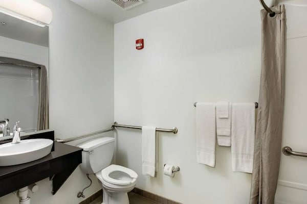 Foto van 1 tweepersoonsbed (queensize) | Mobiliteit | Niet-roken - BathRoom