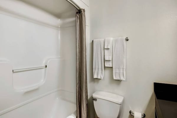 Foto van 1 tweepersoonsbed (queensize) | Mobiliteit | Niet-roken - BathRoom