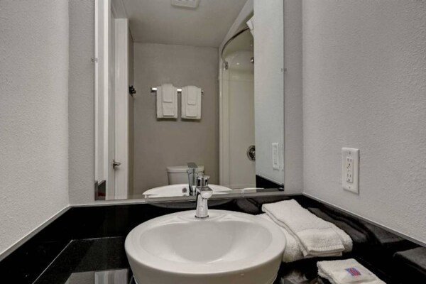 Foto van 2 tweepersoonsbedden | Rookvrij, Keuken - Vakantiehuis in Jacksonville - BathRoom