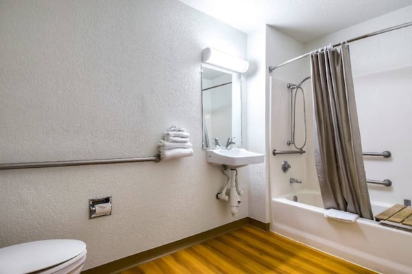 Foto van 1 tweepersoonsbed | Douche (conform ADA/RI-richtlijnen) - Facilities