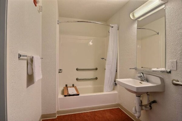 Foto van 1 tweepersoonsbed | Rolstoeltoegankelijke/RI-douche - BathRoom