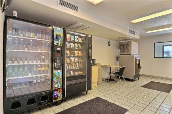 Foto van 1 tweepersoonsbed | Rolstoeltoegankelijke/RI-douche - FloorPlan