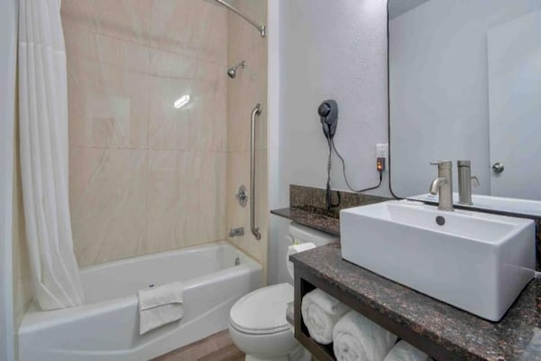Foto van 2 tweepersoonsbedden (queensize) | (Micfridge) - Vakantiehuis in San Bernardino - BathRoom