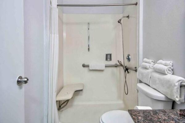 Foto van 2 tweepersoonsbedden (queensize) | (Micfridge) - Vakantiehuis in San Bernardino - BathRoom
