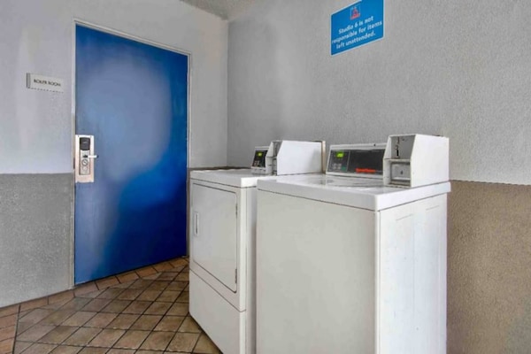 Foto van 2 tweepersoonsbedden (queensize) | (Micfridge) - Vakantiehuis in San Bernardino - Facilities