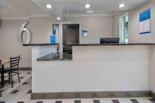 Foto van 2 tweepersoonsbedden (queensize) | (Micfridge) - Vakantiehuis in San Bernardino - FloorPlan