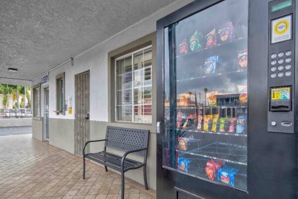 Foto van 2 tweepersoonsbedden (queensize) | (Micfridge) - Vakantiehuis in San Bernardino - FloorPlan