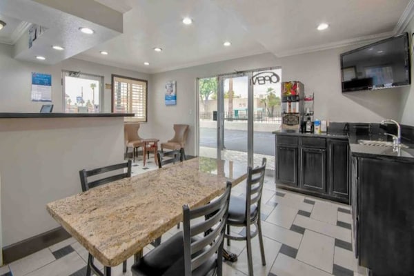 Foto van 2 tweepersoonsbedden (queensize) | (Micfridge) - Vakantiehuis in San Bernardino - FloorPlan