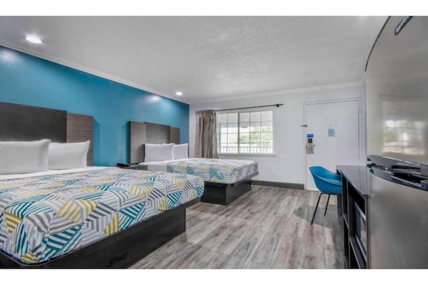 Foto van 2 tweepersoonsbedden (queensize) | (Micfridge) - Vakantiehuis in San Bernardino - BedRoom