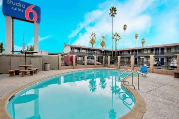 Foto van 2 tweepersoonsbedden (queensize) | (Micfridge) - Vakantiehuis in San Bernardino - Pool