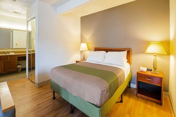 Foto van 1 tweepersoonsbed (queensize) | Toegankelijke douche (ADA/RI) / Rookvrij - BedRoom