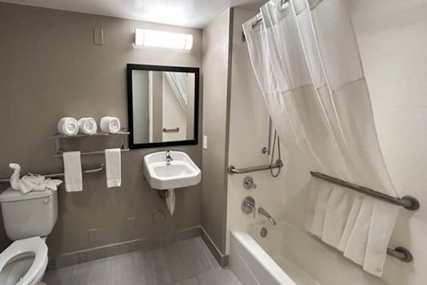 Foto van 2 tweepersoonsbedden (queensize) | Niet-roken, koelkast (Micfridge) - BathRoom