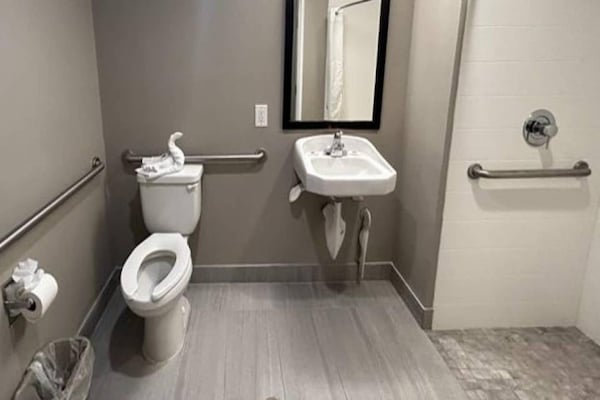 Foto van 2 tweepersoonsbedden (queensize) | Niet-roken, koelkast (Micfridge) - BathRoom
