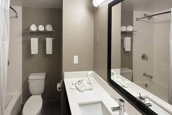 Foto van 2 tweepersoonsbedden (queensize) | Niet-roken, koelkast (Micfridge) - BathRoom