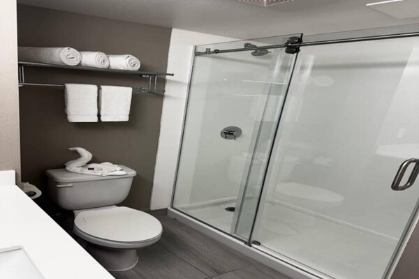 Foto van 2 tweepersoonsbedden (queensize) | Niet-roken, koelkast (Micfridge) - Facilities
