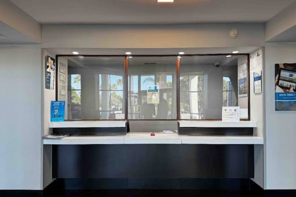 Foto van 2 tweepersoonsbedden (queensize) | Niet-roken, koelkast (Micfridge) - FloorPlan