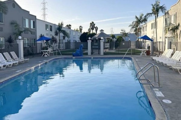 Foto van 2 tweepersoonsbedden (queensize) | Niet-roken, koelkast (Micfridge) - Pool