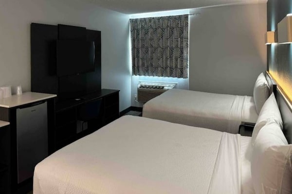 Foto van 2 tweepersoonsbedden (queensize) | Niet-roken, koelkast (Micfridge) - BedRoom
