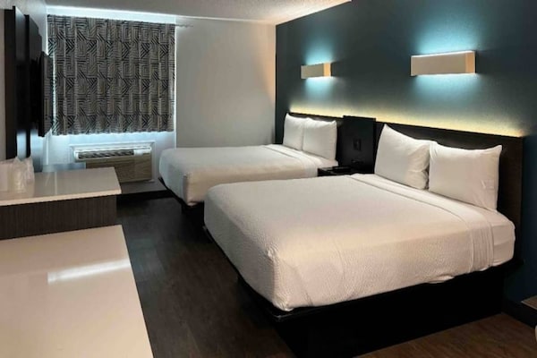 Foto van 2 tweepersoonsbedden (queensize) | Niet-roken, koelkast (Micfridge) - BedRoom