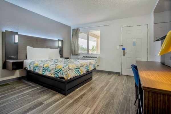 Foto van 1 tweepersoonsbed | Toegankelijk voor mindervaliden | Badkuip - BedRoom
