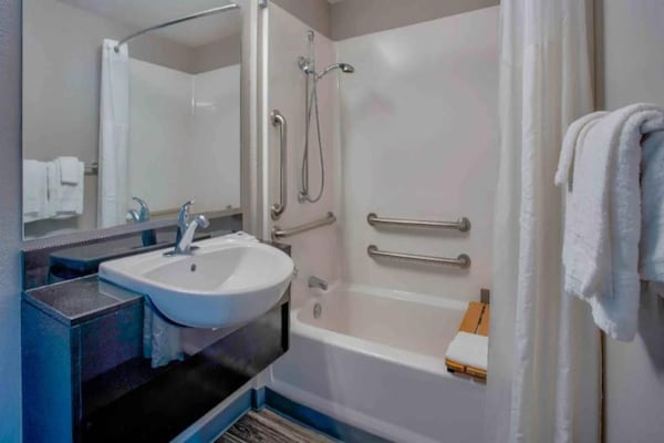 Foto van 1 tweepersoonsbed | Toegankelijk voor mindervaliden | Badkuip - BathRoom