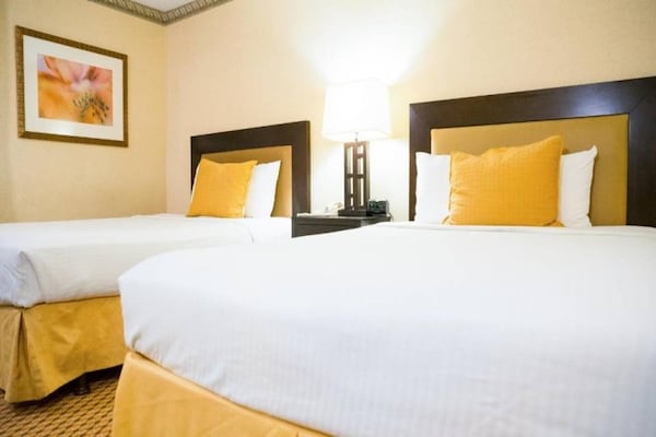 Foto van 2 queensize bedden | Suite, Nsmk, Micfridge - Vakantiehuis in Anaheim - BedRoom