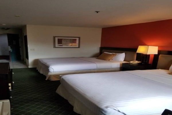 Foto van 2 queensize bedden | Suite, Nsmk, Micfridge - Vakantiehuis in Anaheim - BedRoom