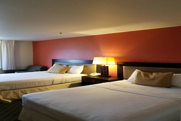 Foto van 2 queensize bedden | Suite, Nsmk, Micfridge - Vakantiehuis in Anaheim - BedRoom