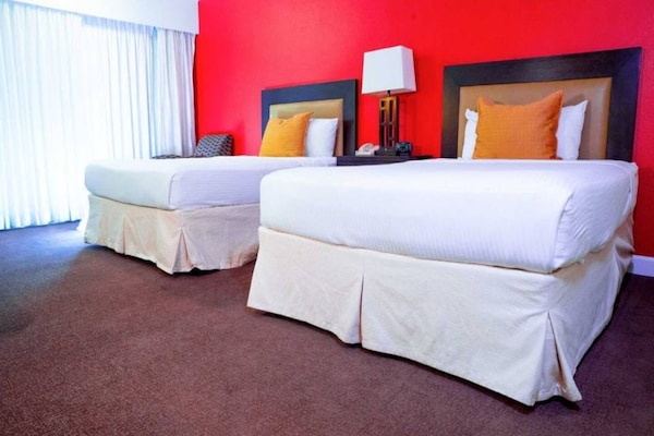 Foto van 2 kingsize bedden | Nsmk, Micfridge - Vakantiehuis in Anaheim - BedRoom