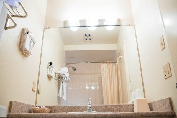 Foto van 2 kingsize bedden | Nsmk, Micfridge - Vakantiehuis in Anaheim - BathRoom