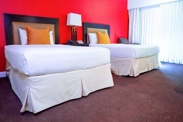 Foto van 2 kingsize bedden | Nsmk, Micfridge - Vakantiehuis in Anaheim - BedRoom
