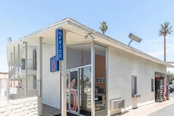 Foto van 1 Queensize Bed | Roken, Mini Koelkast - Vakantiehuis in Bakersfield - ExteriorSummer
