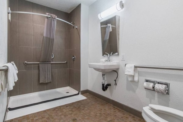 Foto van 1 Queensize Bed | Roken, Mini Koelkast - Vakantiehuis in Bakersfield - Facilities
