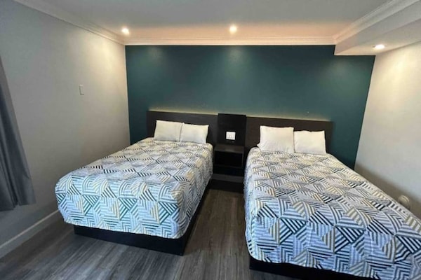 Foto van 2 tweepersoonsbedden | Toegankelijk voor mindervaliden | Micfridg - BedRoom