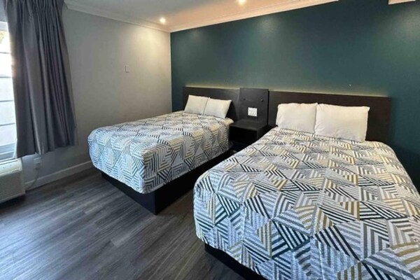 Foto van 2 tweepersoonsbedden | Toegankelijk voor mindervaliden | Micfridg - BedRoom