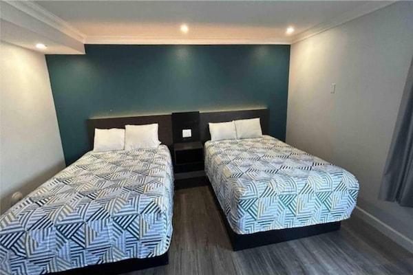 Foto van 2 tweepersoonsbedden | Toegankelijk voor mindervaliden | Micfridg - BedRoom