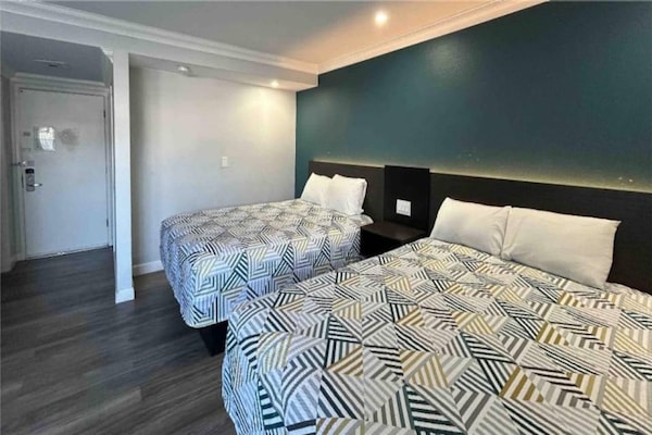 Foto van 2 tweepersoonsbedden | Toegankelijk voor mindervaliden | Micfridg - BedRoom