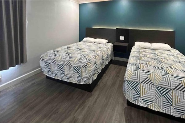Foto van 2 tweepersoonsbedden | Toegankelijk voor mindervaliden | Micfridg - BedRoom