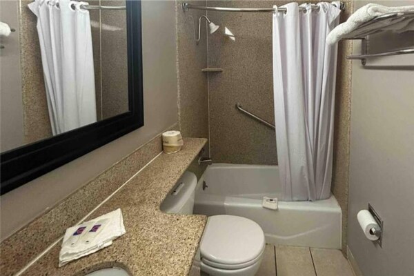 Foto van 2 tweepersoonsbedden | Toegankelijk voor mindervaliden | Micfridg - BathRoom