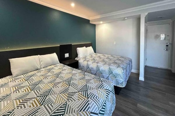 Foto van 2 tweepersoonsbedden | Toegankelijk voor mindervaliden | Micfridg - BedRoom