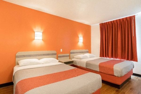 Foto van 2 tweepersoonsbedden | Rookvrij - Vakantiehuis in Newport - BedRoom