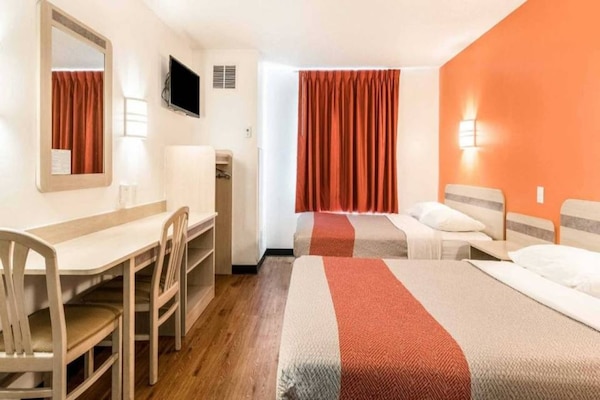 Foto van 2 tweepersoonsbedden | Rookvrij - Vakantiehuis in Newport - BedRoom