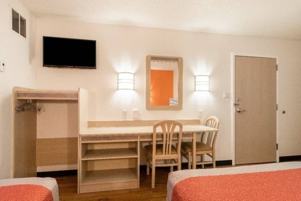 Foto van 2 tweepersoonsbedden | Rookvrij - Vakantiehuis in Newport - BedRoom
