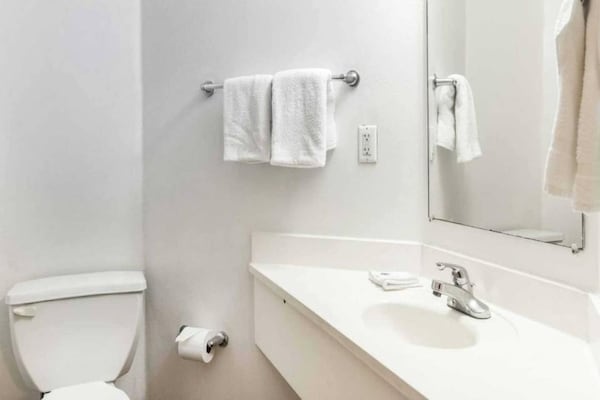 Foto van 2 tweepersoonsbedden | Rookvrij - Vakantiehuis in Newport - BathRoom