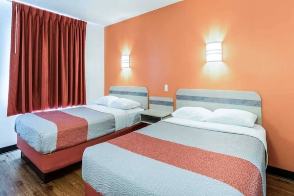 Foto van 2 tweepersoonsbedden | Rookvrij - Vakantiehuis in Newport - BedRoom