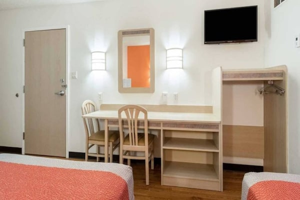 Foto van 2 tweepersoonsbedden | Rookvrij - Vakantiehuis in Newport - BedRoom