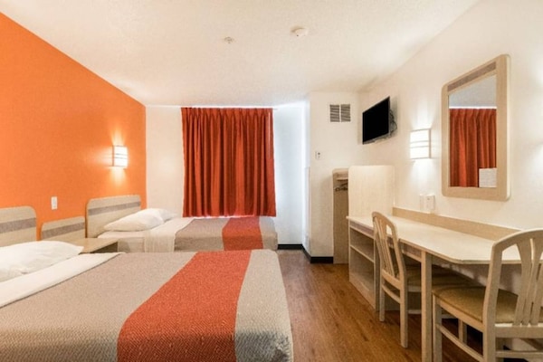 Foto van 2 tweepersoonsbedden | Rookvrij - Vakantiehuis in Newport - BedRoom